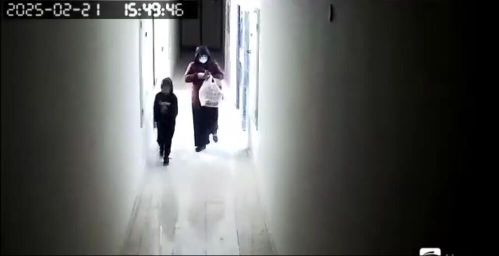 Çocukla hırsızlığa çıkan kadın kameralara yakalandı! 