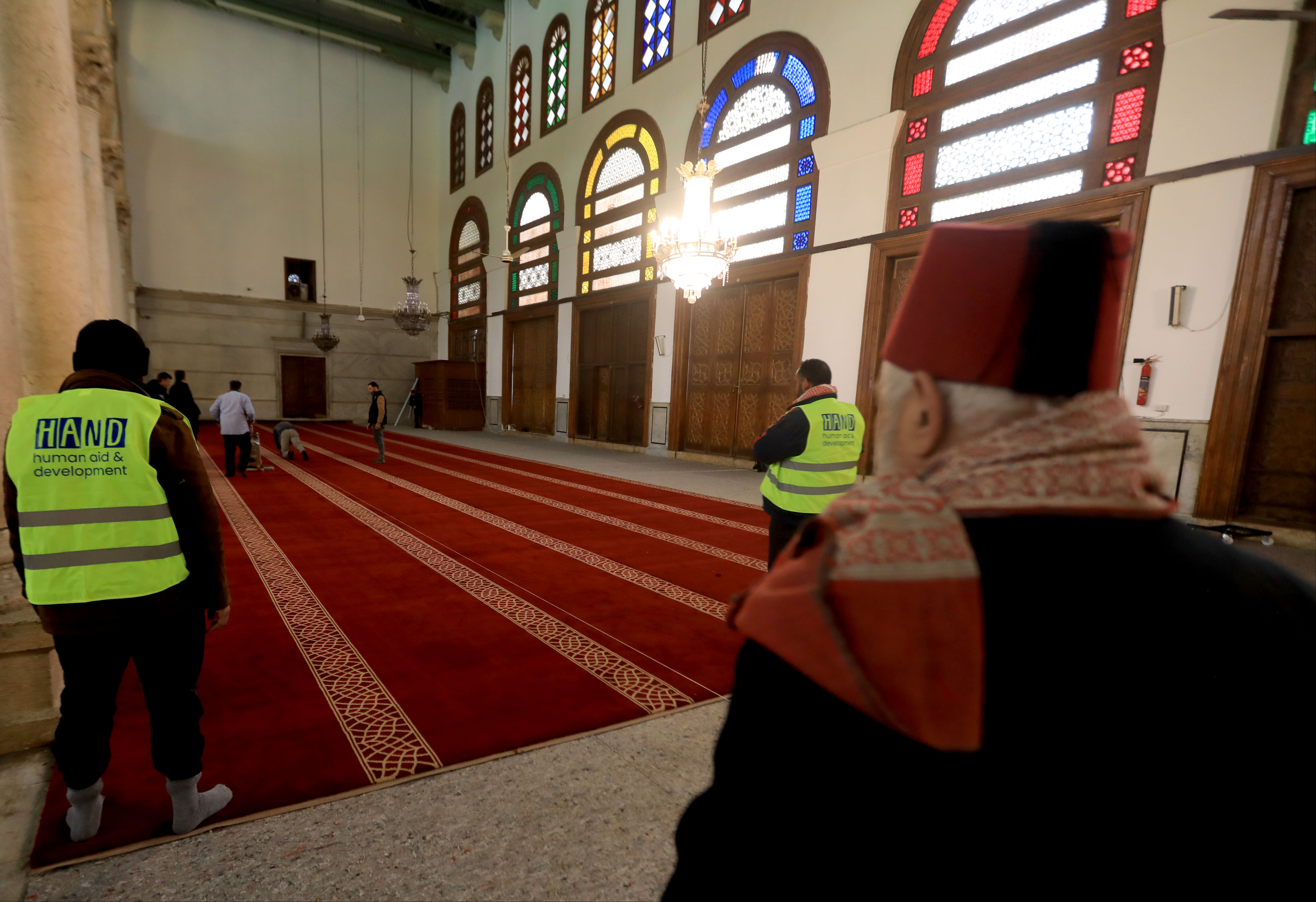 Cumhurbaşkanı Erdoğan seçmişti! Şam Emevi Camii'nin halıları serildi - 1. Resim