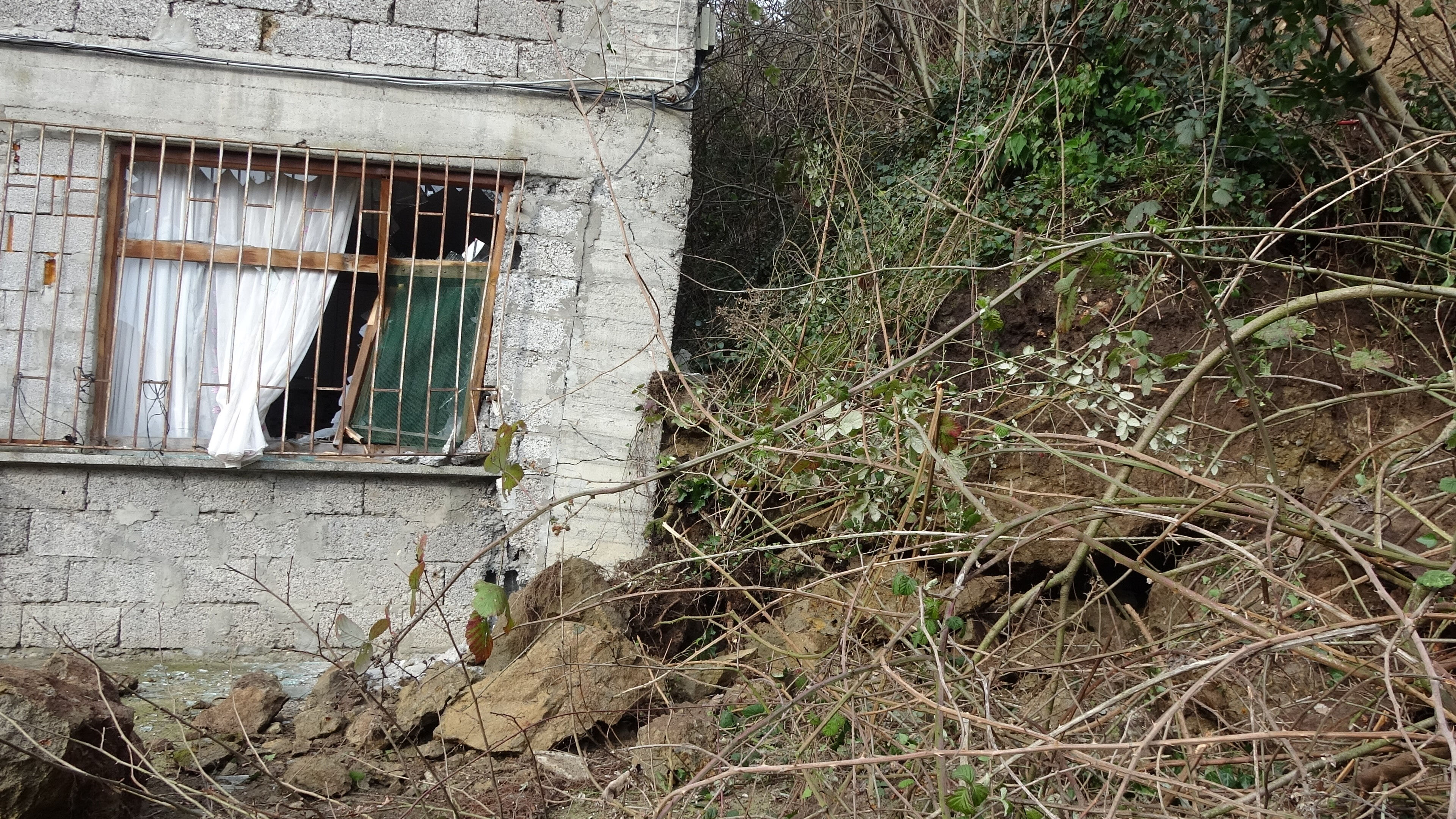 Karadeniz'de 50 ili ilgilendiren heyelan! Ordu, Trabzon ve Kastamonu'da toprak kayması, 4 bina tahliye edildi Karadeniz'de 50 ili ilgilendiren heyelan! Ordu ve Trabzon'da toprak kayması, bir bina tahliye edildi - 4. Resim
