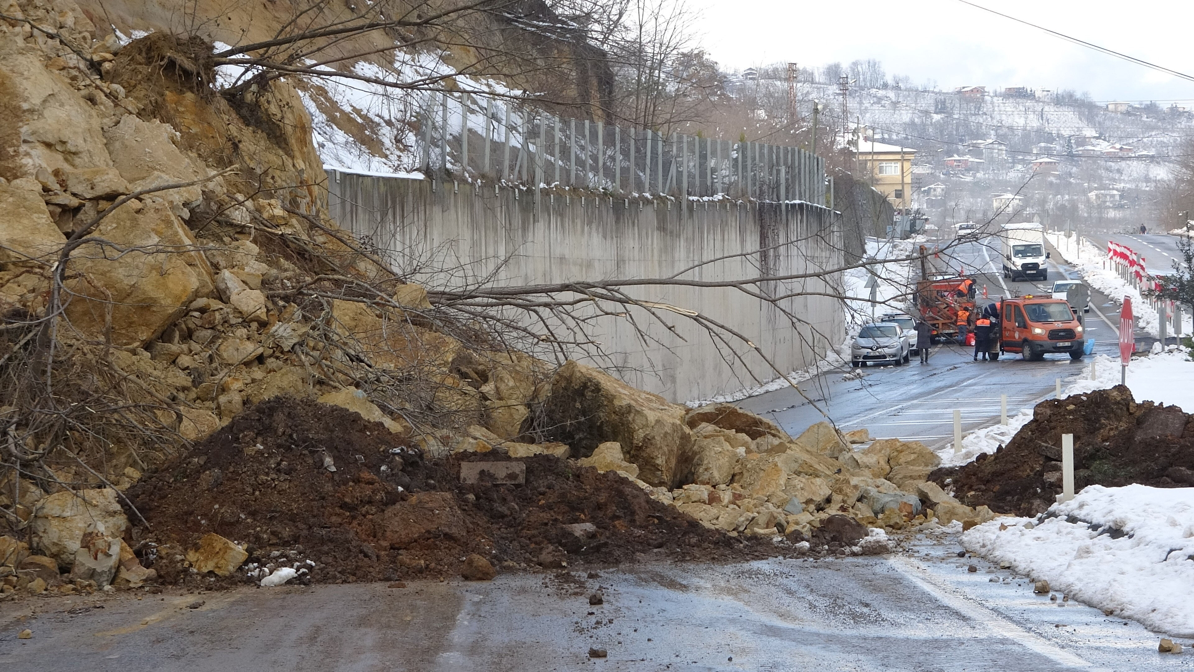 Karadeniz'de 50 ili ilgilendiren heyelan! Ordu, Trabzon ve Kastamonu'da toprak kayması, 4 bina tahliye edildi Karadeniz'de 50 ili ilgilendiren heyelan! Ordu ve Trabzon'da toprak kayması, bir bina tahliye edildi - 1. Resim