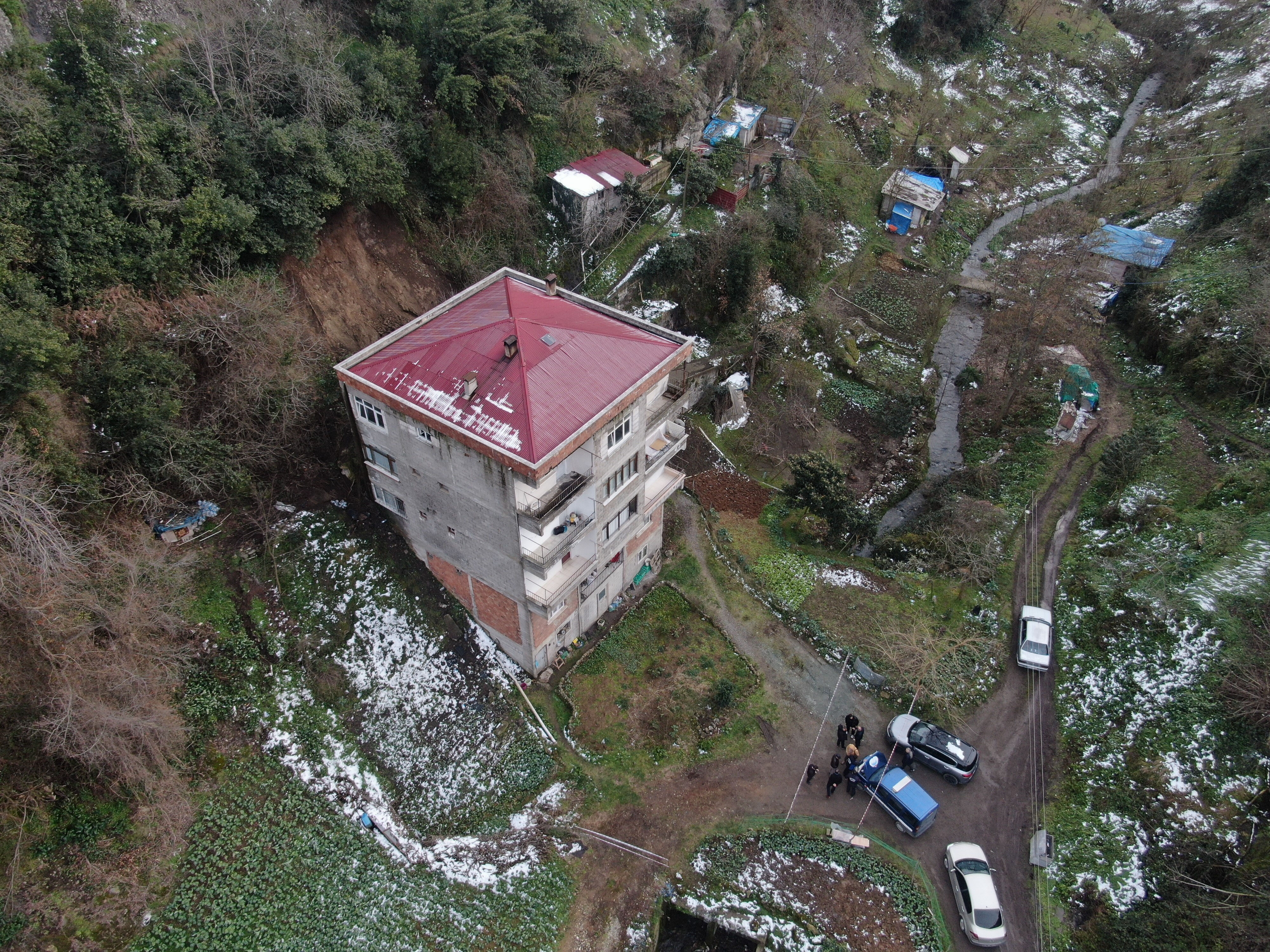 Karadeniz'de 50 ili ilgilendiren heyelan! Ordu, Trabzon ve Kastamonu'da toprak kayması, 4 bina tahliye edildi Karadeniz'de 50 ili ilgilendiren heyelan! Ordu ve Trabzon'da toprak kayması, bir bina tahliye edildi - 3. Resim