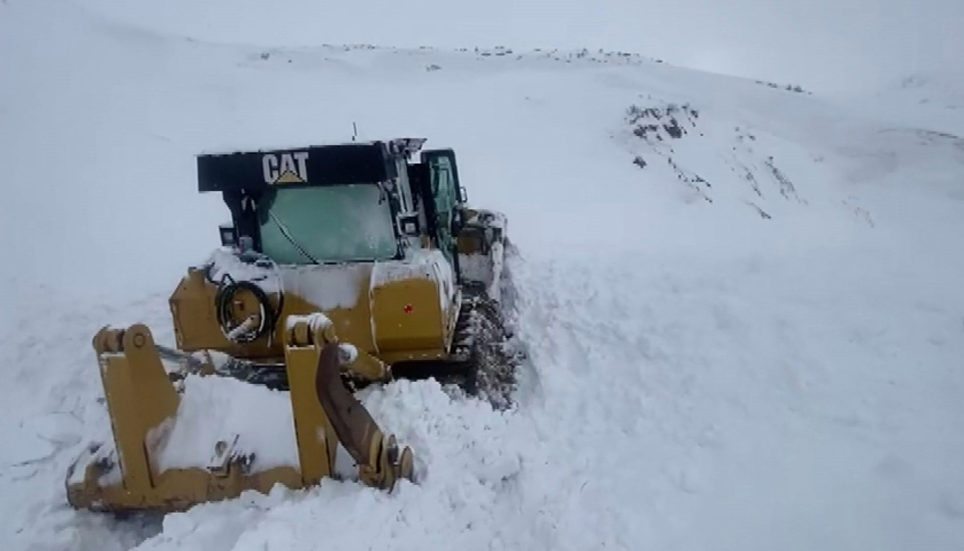 Kepçe operatörü çığ altında kaldı! Can havliyle o anları kayda almış Kepçe operatörü çığ altında kaldı! Can havliyle o anları kayda almış - 1. Resim