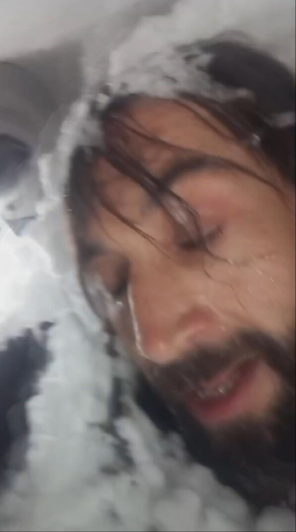 Kepçe operatörü çığ altında kaldı! Can havliyle o anları kayda almış Kepçe operatörü çığ altında kaldı! Can havliyle o anları kayda almış - 2. Resim