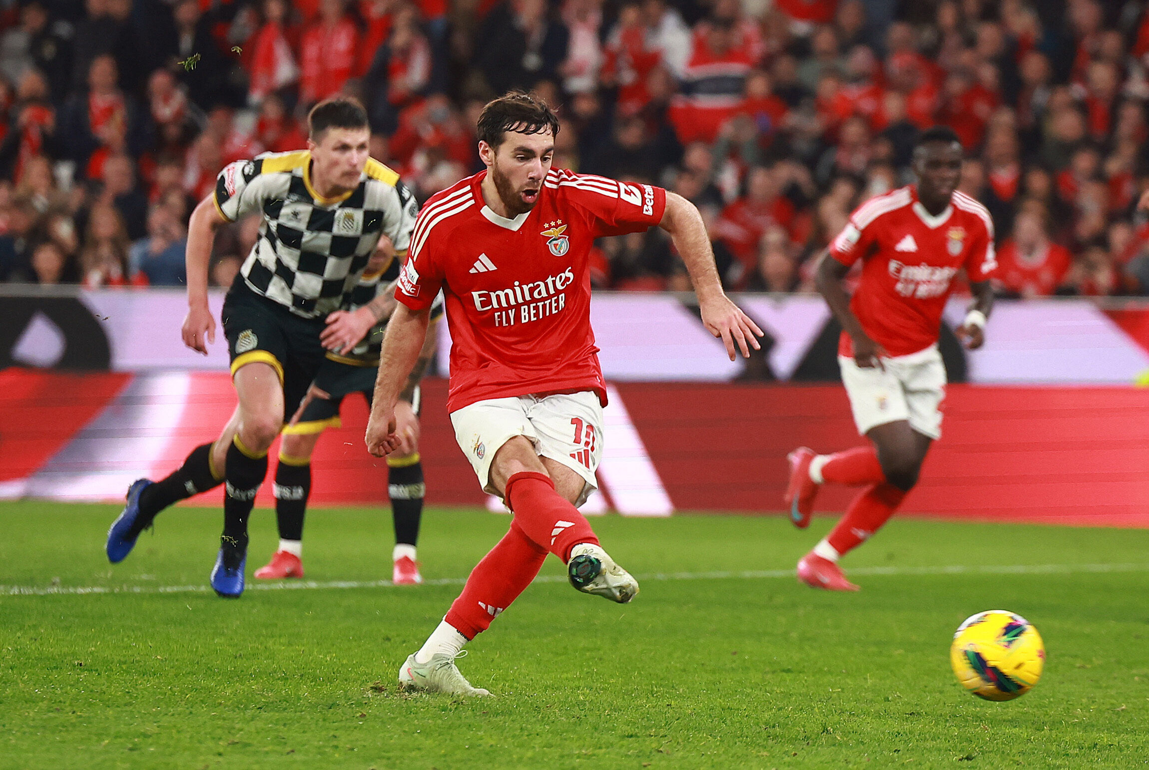 Orkun Kökçü ve Kerem Aktürkoğlu'ndan inanılmaz gece! Benfica, Boavista'yı 3-0 mağlup etti - 2. Resim