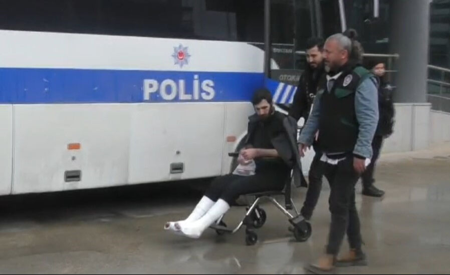 Polisten kaçmak için 3. kattan atladı! İki ayağı da kırıldı - 1. Resim