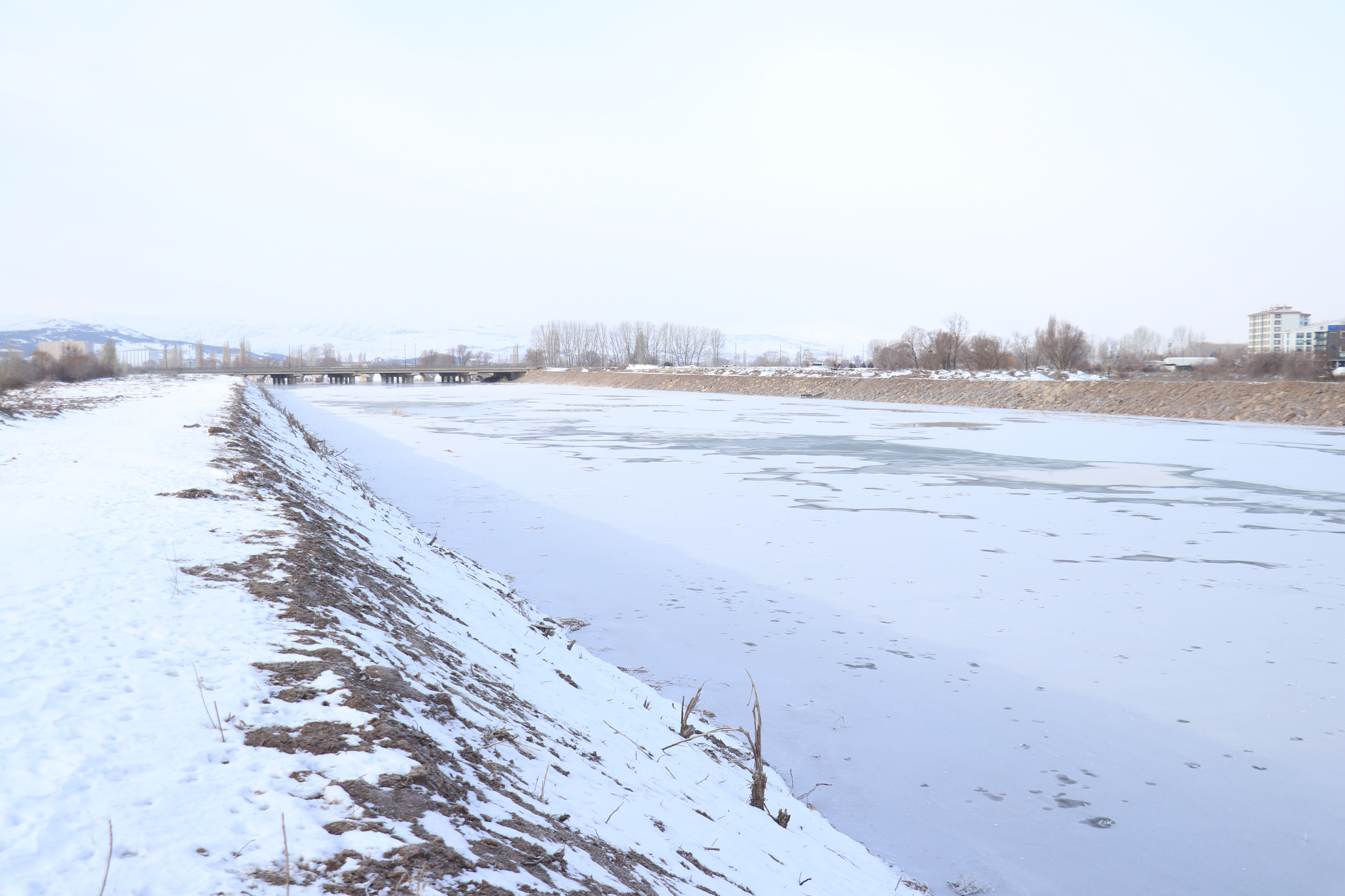 Soğuk hayatı olumsuz etkiledi! Kızılırmak bile buz tuttu - 1. Resim
