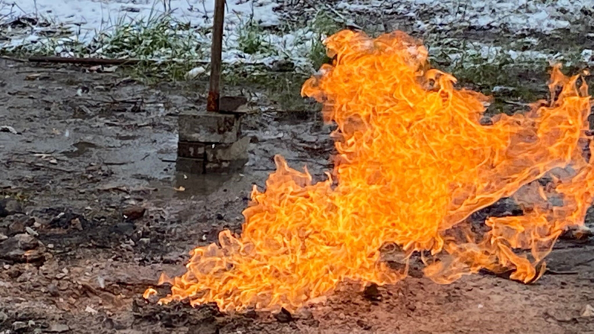 Sondaj çalışmasında yanmaya başladı! 5 gündür kar yağışına rağmen sönmedi Sondaj çalışmasında yanmaya başladı! 5 gündür kar yağışına rağmen sönmedi - 1. Resim