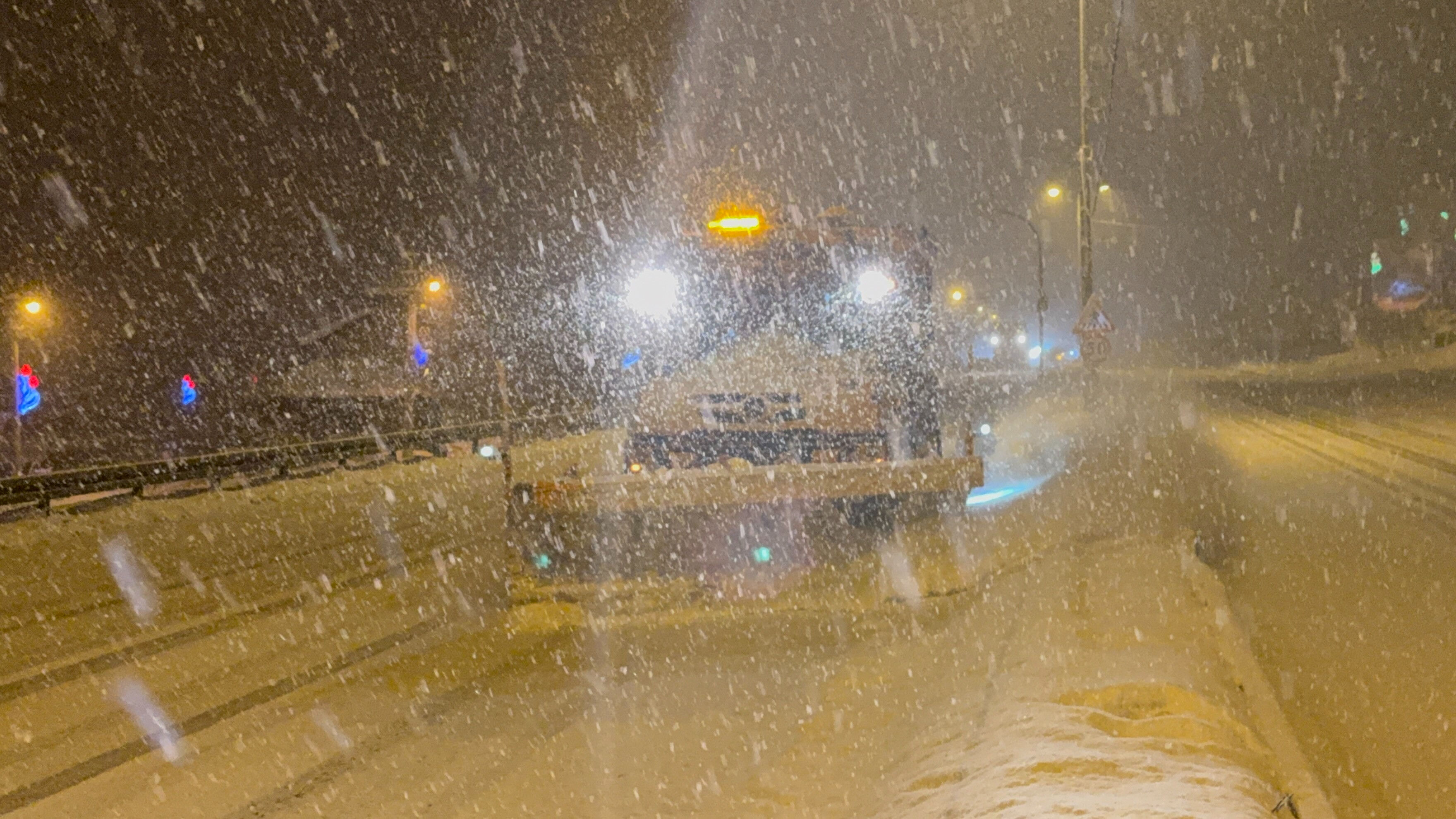 Bolu Dağı'nda göz gözü görmüyor! Yoğun kar yağışı nedeniyle büyük araçlar yasaklandı - 2. Resim