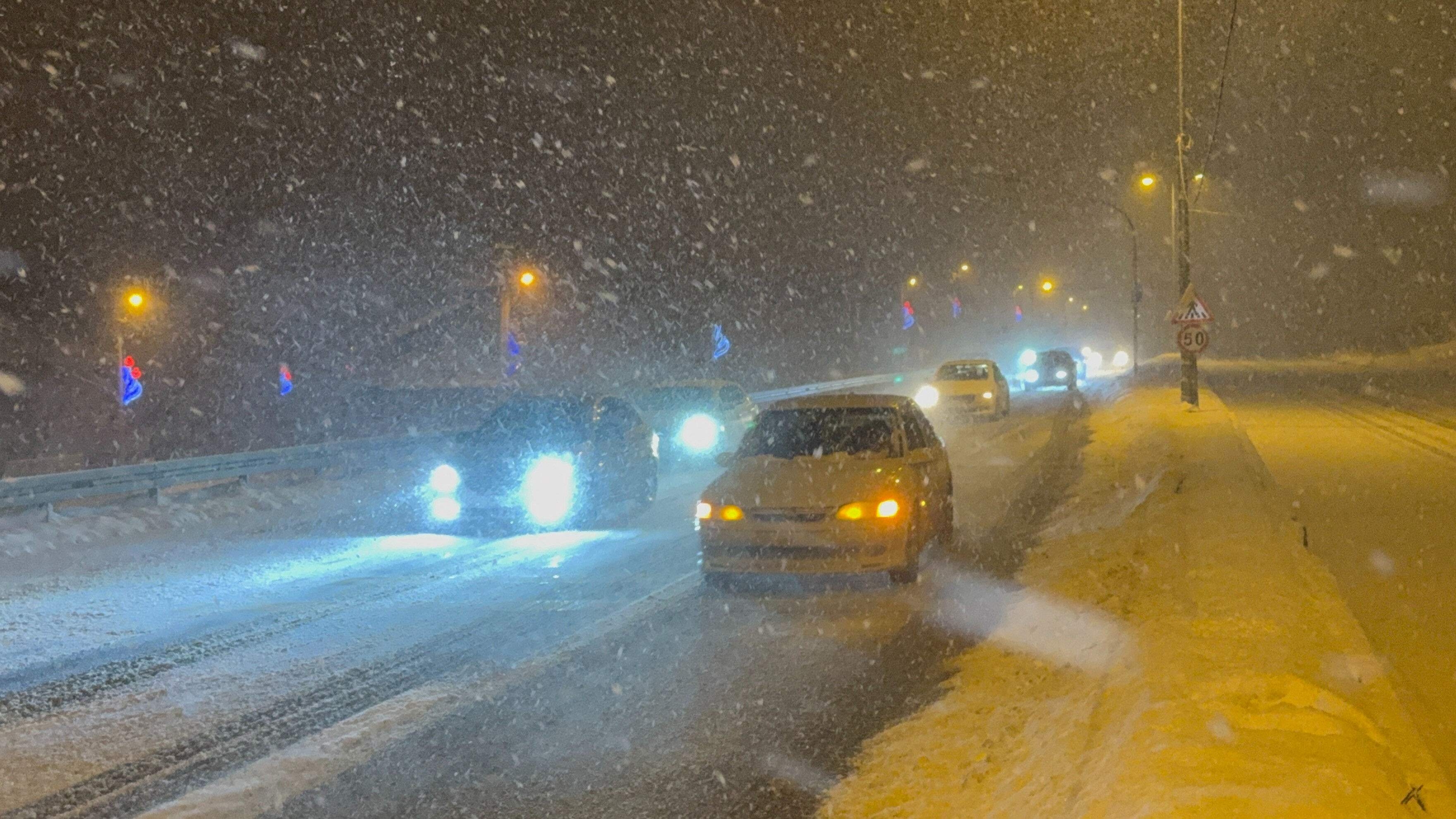 Bolu Dağı'nda göz gözü görmüyor! Yoğun kar yağışı nedeniyle büyük araçlar yasaklandı Bolu Dağı'nda göz gözü görmüyor! Yoğun kar yağışı nedeniyle büyük araçlar yasaklandı - 1. Resim