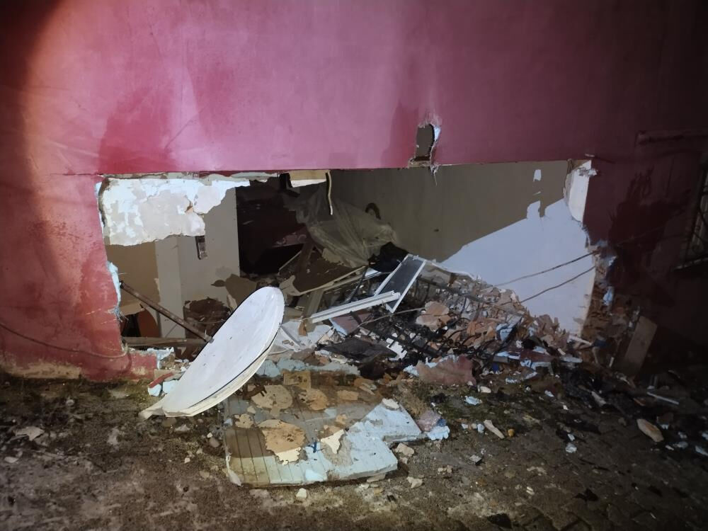 İstanbul'da feci kaza! Karda kayan araba önüne geleni biçti, iki ev yıkıldı İstanbul'da feci kaza! Karda kayan araba önüne geleni biçti, iki ev yıkıldı - 1. Resim