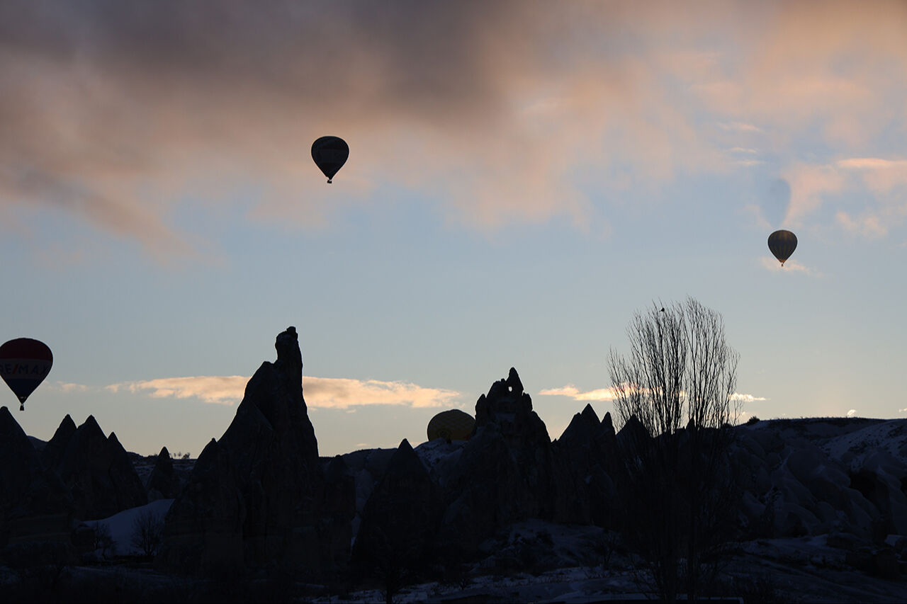 Kapadokya'da balonlar haftalar sonra gökyüzünde! Karlı peribacaları kartpostallık manzara oluşturdu - 1. Resim