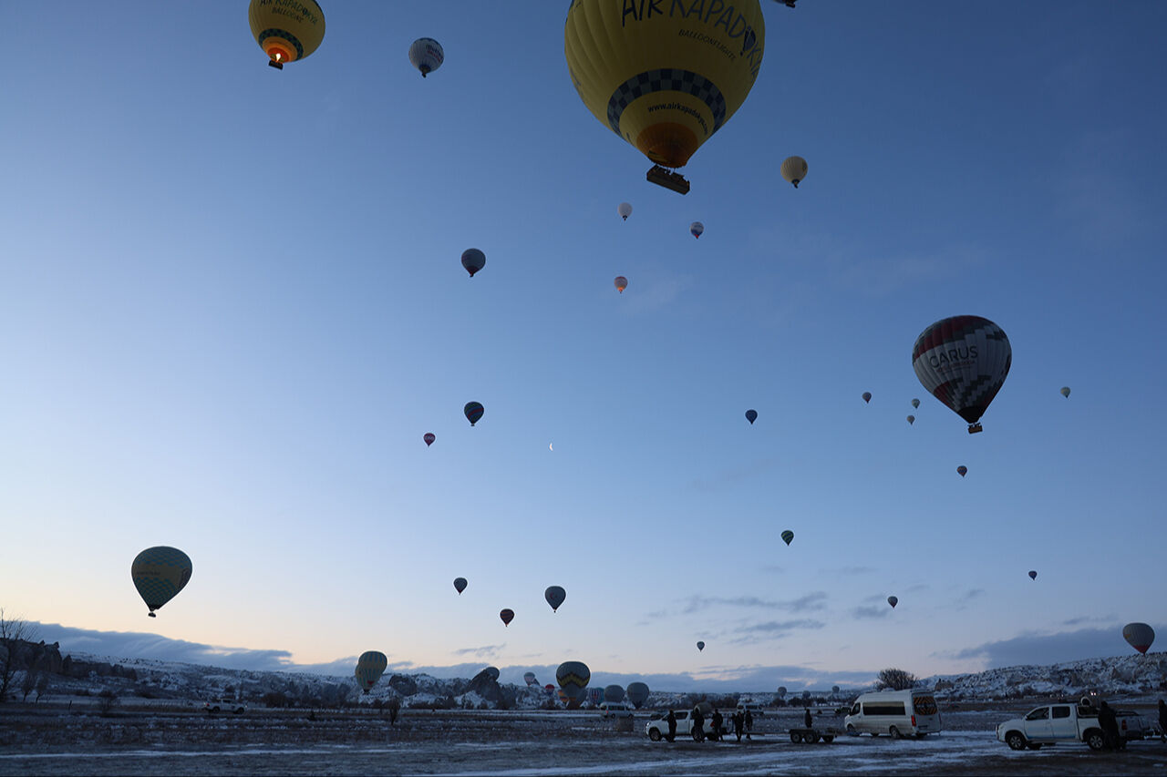 Kapadokya'da balonlar haftalar sonra gökyüzünde! Karlı peribacaları kartpostallık manzara oluşturdu - 2. Resim