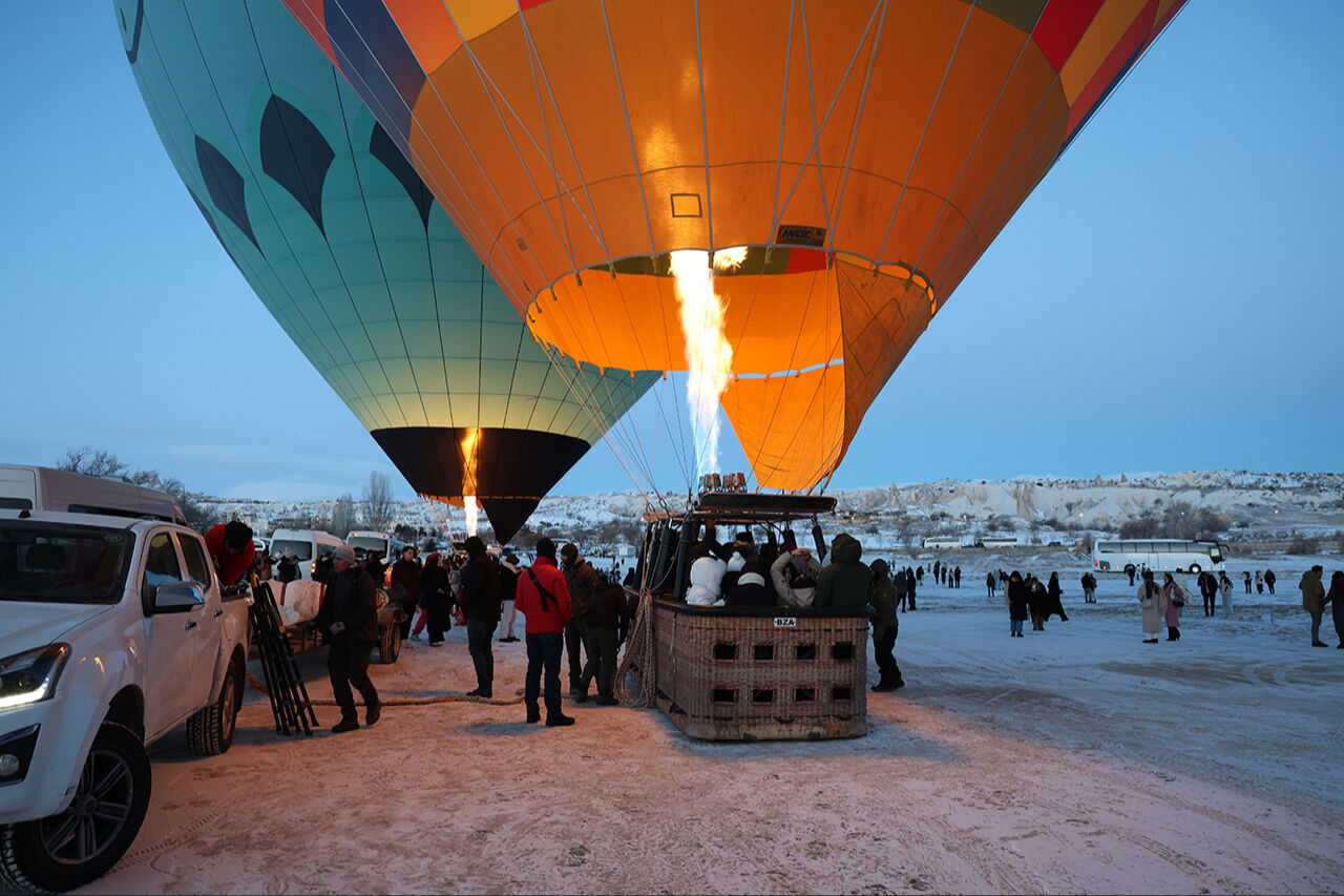 Kapadokya'da balonlar haftalar sonra gökyüzünde! Karlı peribacaları kartpostallık manzara oluşturdu - 3. Resim