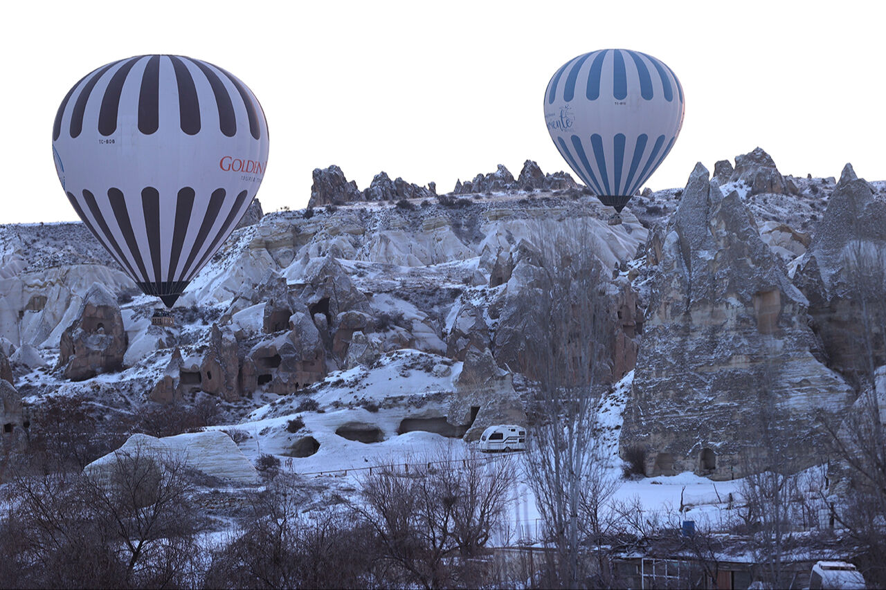 Kapadokya'da balonlar haftalar sonra gökyüzünde! Karlı peribacaları kartpostallık manzara oluşturdu - 4. Resim
