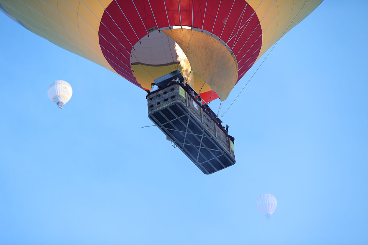 Kapadokya'da balonlar haftalar sonra gökyüzünde! Karlı peribacaları kartpostallık manzara oluşturdu - 8. Resim