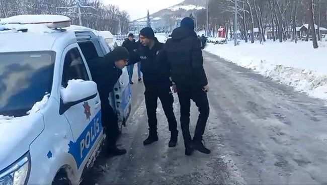 Kar sebebiyle sınava geç kalmışlardı! Öğrencilerin yardımına polis yetişti - 2. Resim