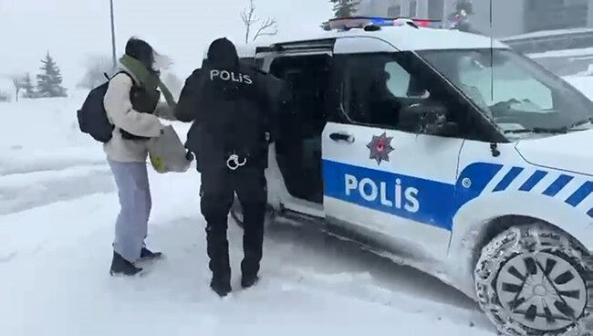 Kar sebebiyle sınava geç kalmışlardı! Öğrencilerin yardımına polis yetişti - 1. Resim