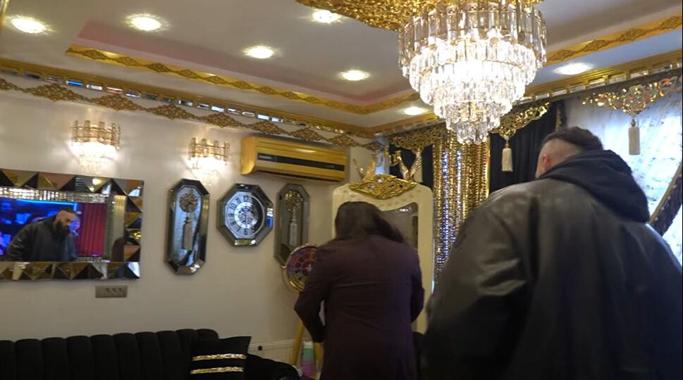 Kobra Murat evi ilk kez görüntülendi!  Şaşaalı lüks evde yok yok... Tuvaleti görenler şaştı kaldı Kobra Murat evinin kapılarını açtı!  Şaşaalı lüks evde yok yok! Tuvaleti görenler şaştı kaldı - 2. Resim