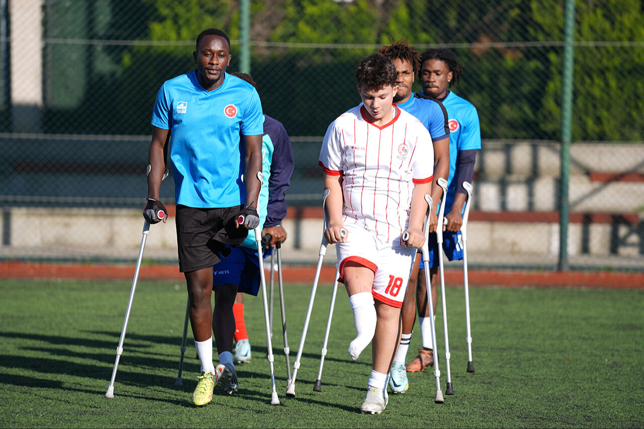 Tek bacağıyla topa dans ettiriyor! Skolyoz hastalığı takıma girmesine engel olamadı Tek bacağıyla topa dans ettiriyor! Skolyoz hastalığı takıma girmesine engel olamadı - 2. Resim