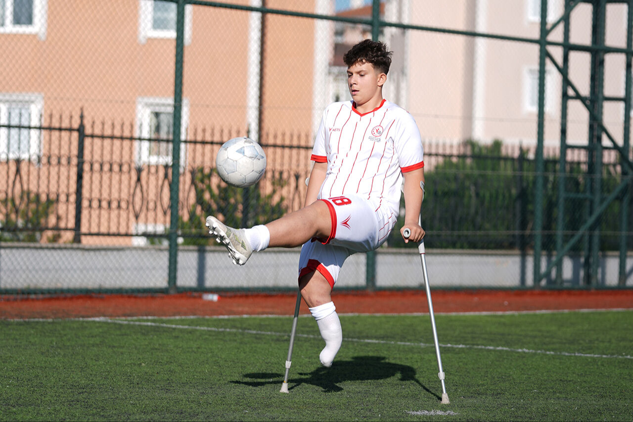 Tek bacağıyla topa dans ettiriyor! Skolyoz hastalığı takıma girmesine engel olamadı Tek bacağıyla topa dans ettiriyor! Skolyoz hastalığı takıma girmesine engel olamadı - 5. Resim