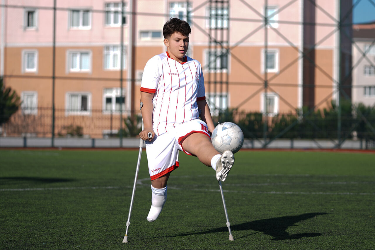 Tek bacağıyla topa dans ettiriyor! Skolyoz hastalığı takıma girmesine engel olamadı Tek bacağıyla topa dans ettiriyor! Skolyoz hastalığı takıma girmesine engel olamadı - 3. Resim