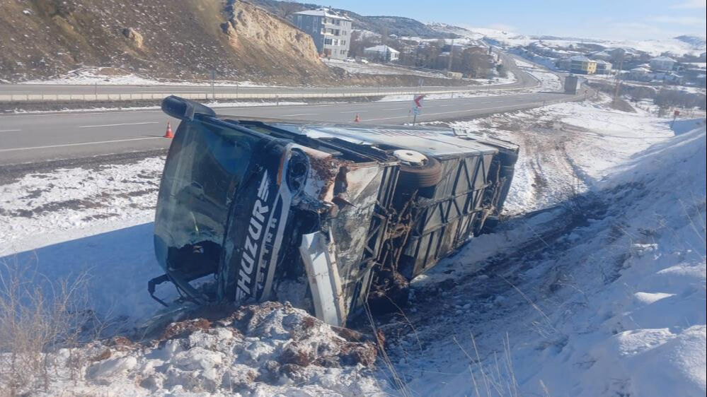 Yozgat'ta yolcu otobüsü devrildi, yaralılar var - 1. Resim