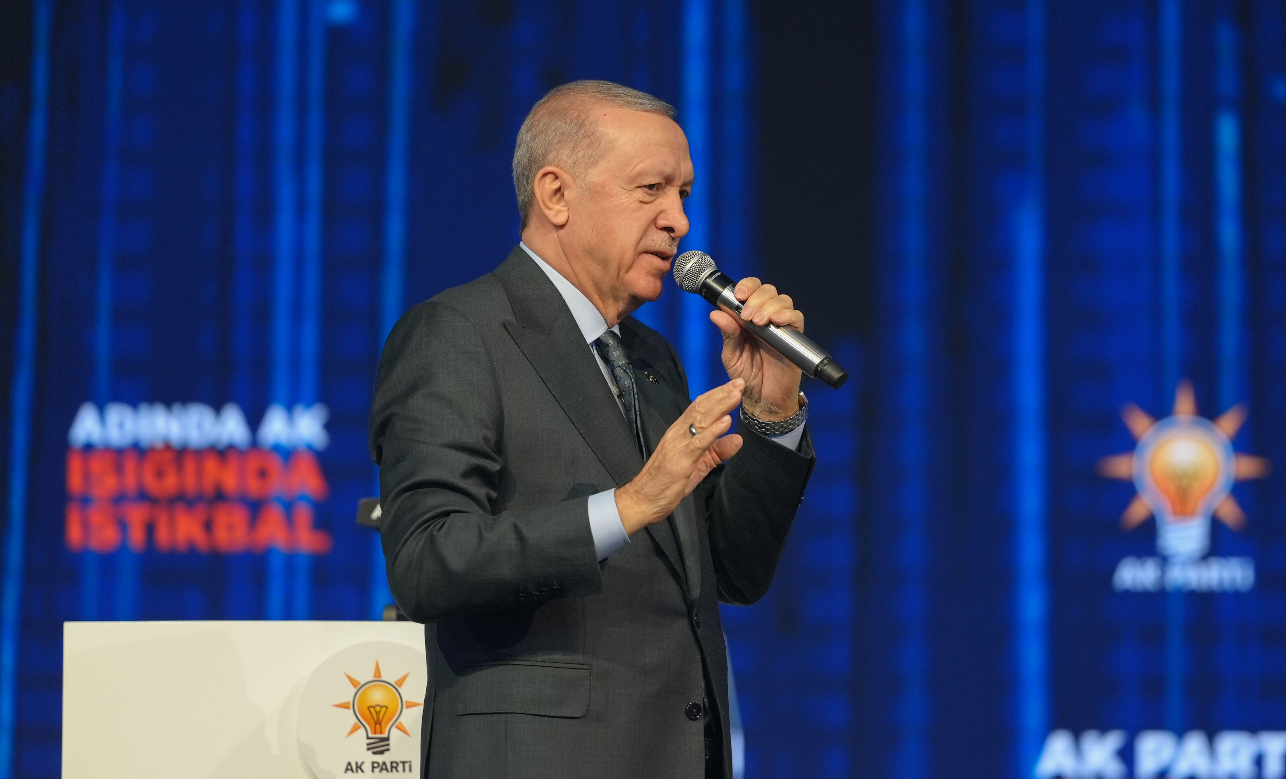 AK Parti Kongresi'nde delegelere saat hediye edildi! Dikkat çeken 