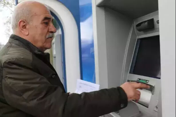 Çalışan emeklilerin maaşı kesilecek mi? Çalışan emeklilerin maaşının kesilip kesilmeyeceği çalıştıklarına bağlı olarak değişiyor - 2. Resim