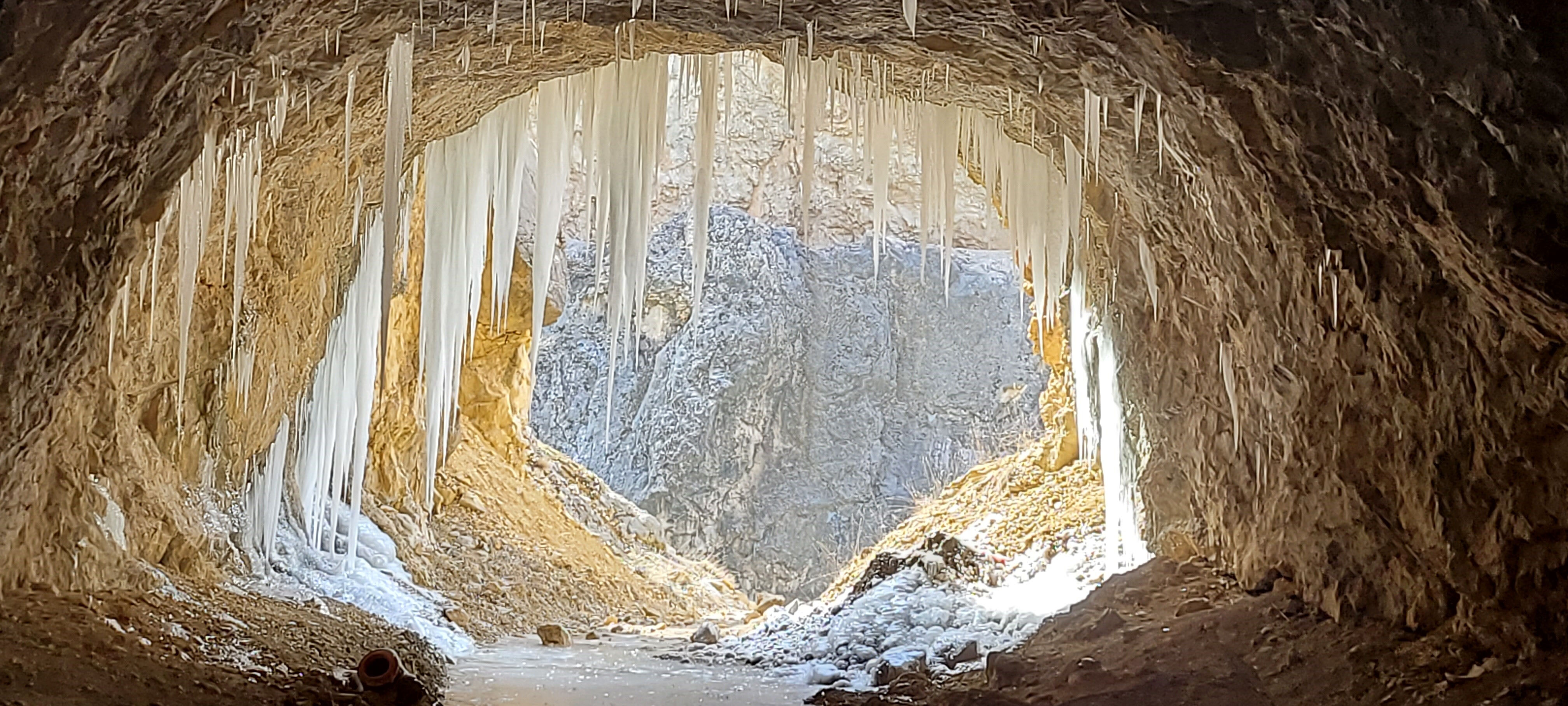 'Dünyanın en zorlu yolları' buzlara teslim oldu, görüntüsü hayran bıraktı! - 1. Resim