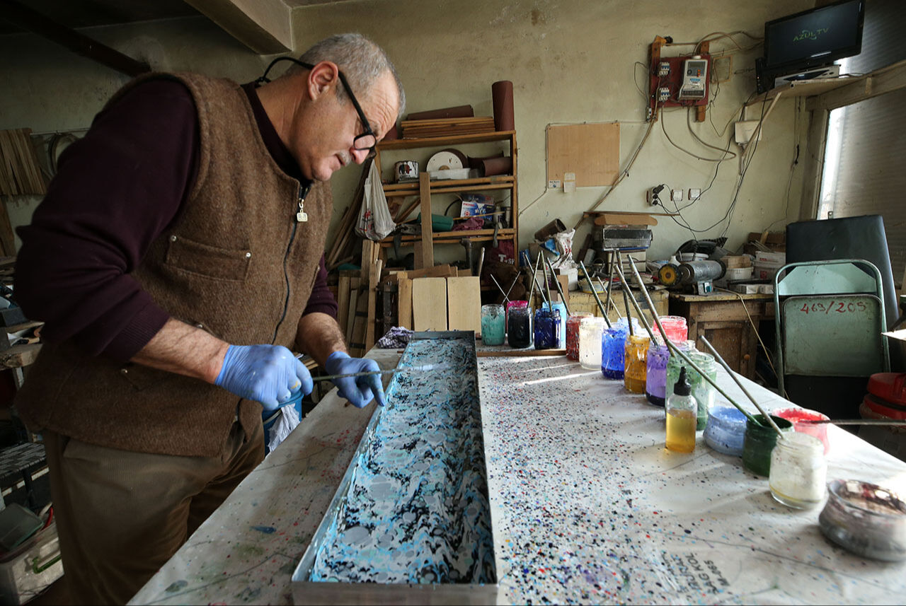 Ebru sanatıyla birleşen 120 yıllık tecrübe! Yaşayan insan hazinesi seçilen baston ustası eserleriyle hayran bıraktı - 1. Resim