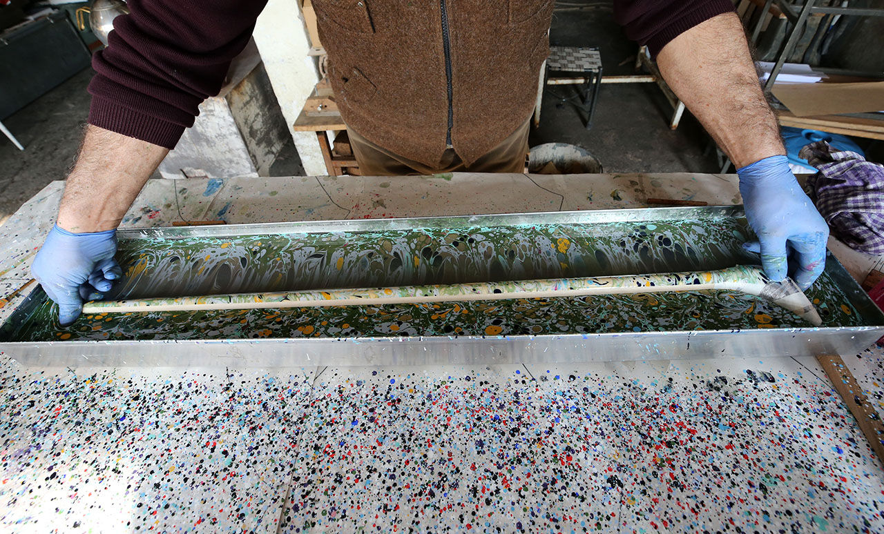 Ebru sanatıyla birleşen 120 yıllık tecrübe! Yaşayan insan hazinesi seçilen baston ustası eserleriyle hayran bıraktı - 2. Resim