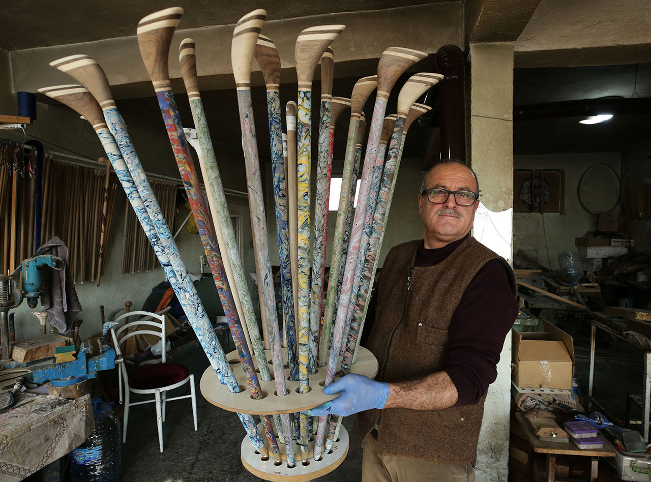 Ebru sanatıyla birleşen 120 yıllık tecrübe! Yaşayan insan hazinesi seçilen baston ustası eserleriyle hayran bıraktı - 5. Resim