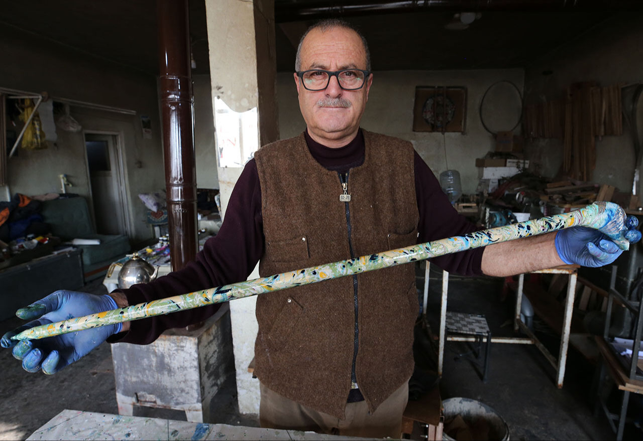 Ebru sanatıyla birleşen 120 yıllık tecrübe! Yaşayan insan hazinesi seçilen baston ustası eserleriyle hayran bıraktı - 4. Resim