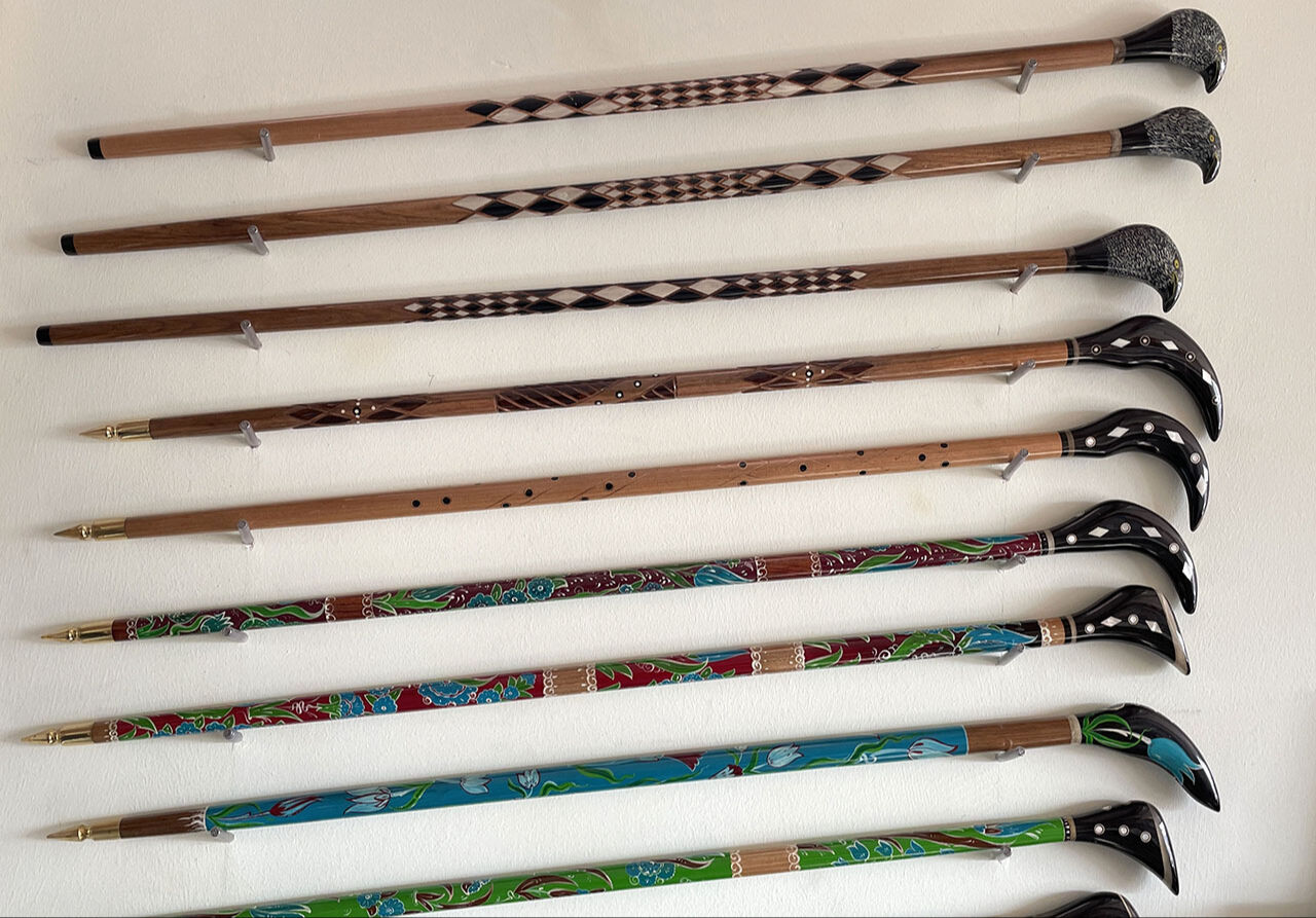 Ebru sanatıyla birleşen 120 yıllık tecrübe! Yaşayan insan hazinesi seçilen baston ustası eserleriyle hayran bıraktı - 6. Resim