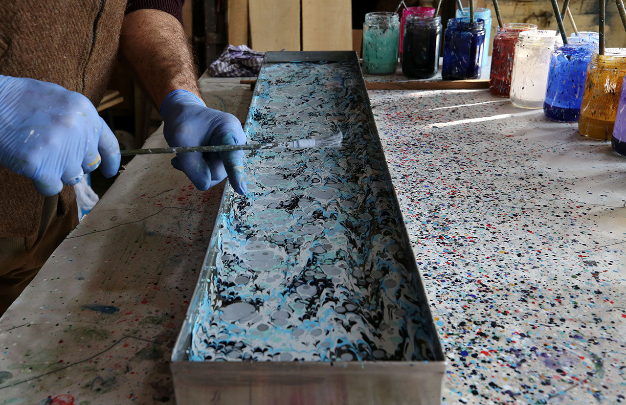 Ebru sanatıyla birleşen 120 yıllık tecrübe! Yaşayan insan hazinesi seçilen baston ustası eserleriyle hayran bıraktı - 3. Resim