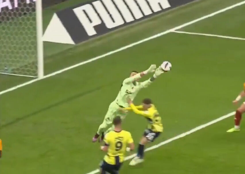 Galatasaray-Fenerbahçe derbisinde gol geçersiz sayıldı! İşte o pozisyon - 1. Resim