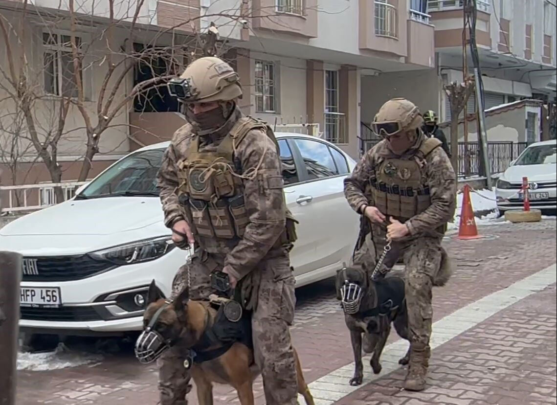 İstanbul'da korku dolu anlar! Özel Harekat kendine zarar veren adam için devreye girdi - 2. Resim