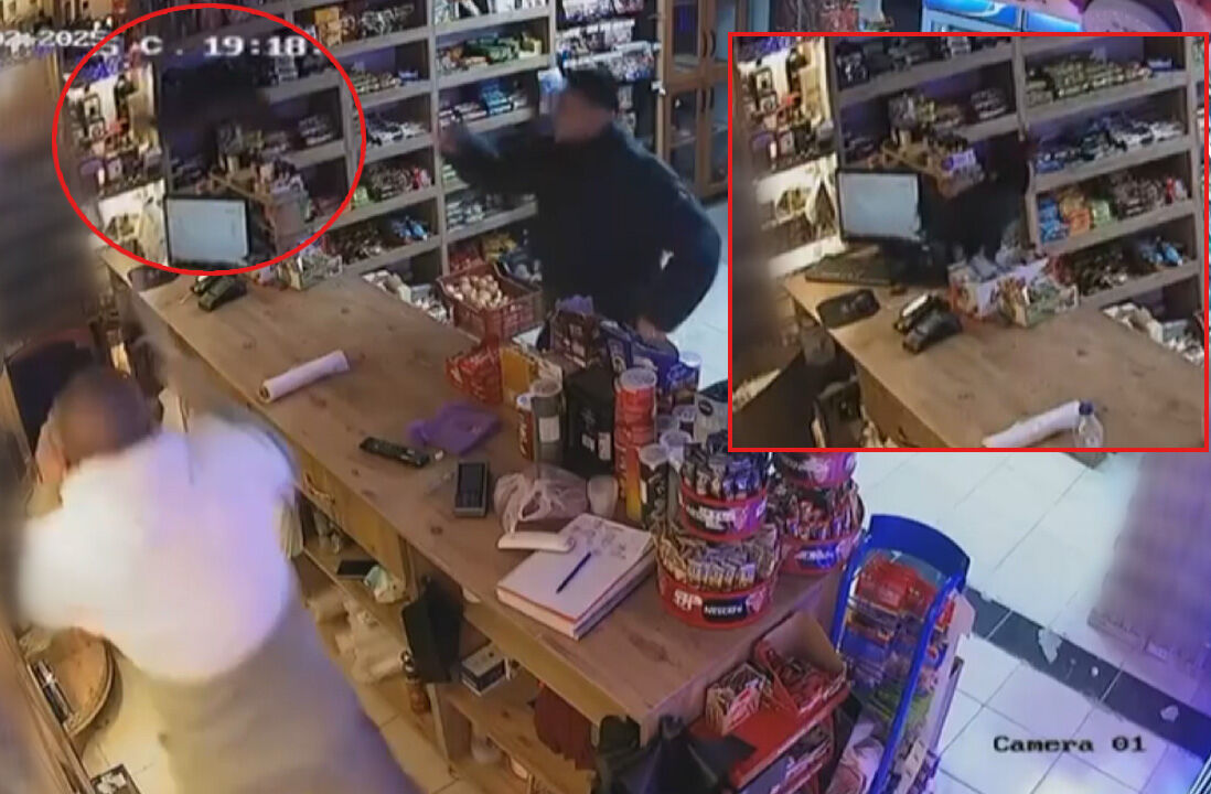 Neye uğradıklarını şaşırdılar! Markete saldıran tavuk 2 kişiyi pes ettirdi Neye uğradıklarını şaşırdılar! Markete saldıran tavuk 2 kişiyi pes ettirdi - 1. Resim