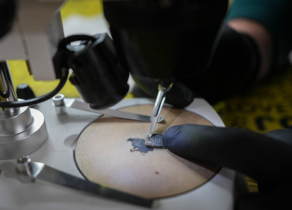 Pergamon'da çocuk şeklinde mezar taşı bulundu! İzmir'de 