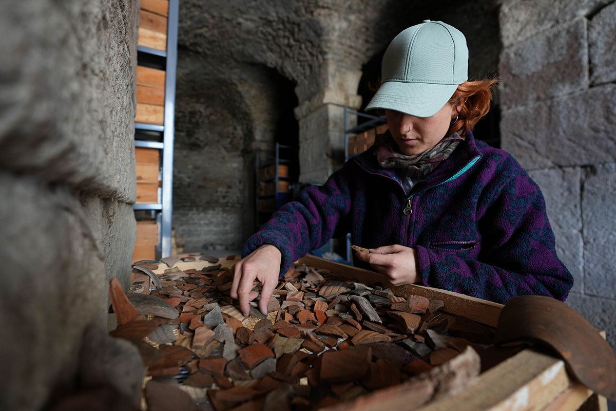 Pergamon'da çocuk şeklinde mezar taşı bulundu! İzmir'de 