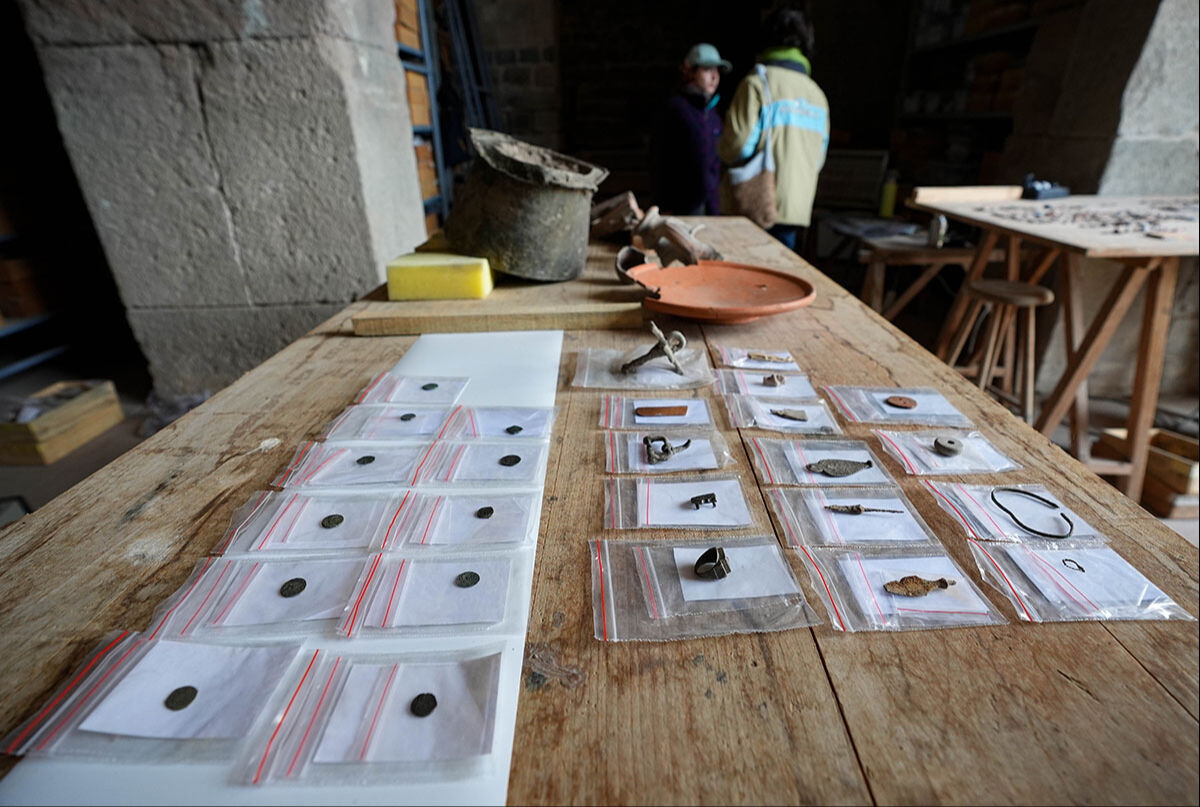 Pergamon'da çocuk şeklinde mezar taşı bulundu! İzmir'de 