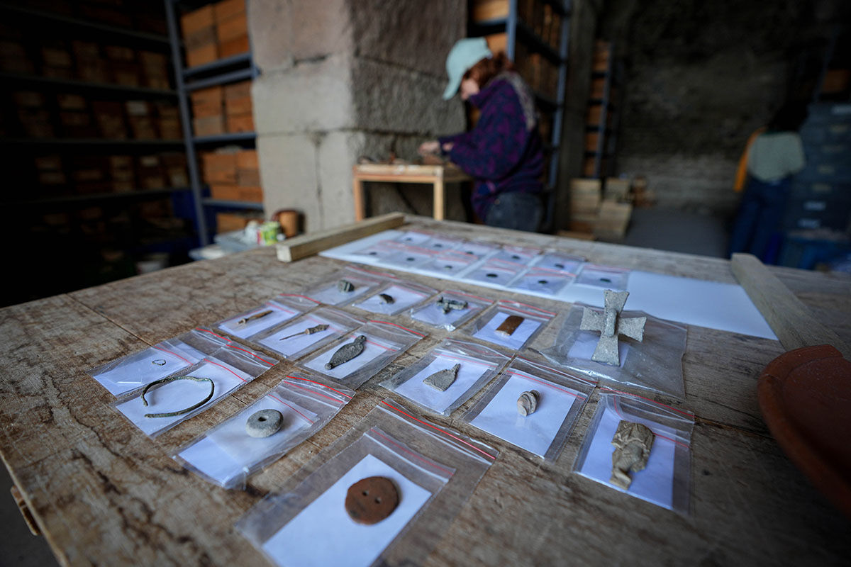 Pergamon'da çocuk şeklinde mezar taşı bulundu! İzmir'de 
