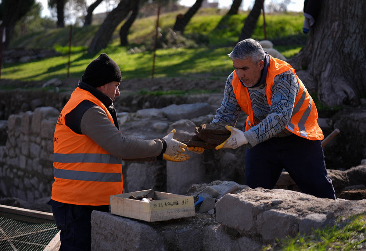 Pergamon'da çocuk şeklinde mezar taşı bulundu! İzmir'de 
