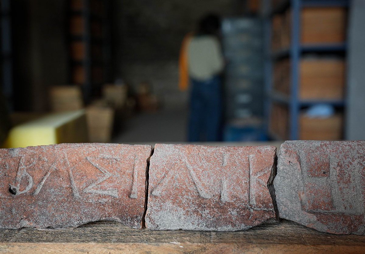 Pergamon'da çocuk şeklinde mezar taşı bulundu! İzmir'de 