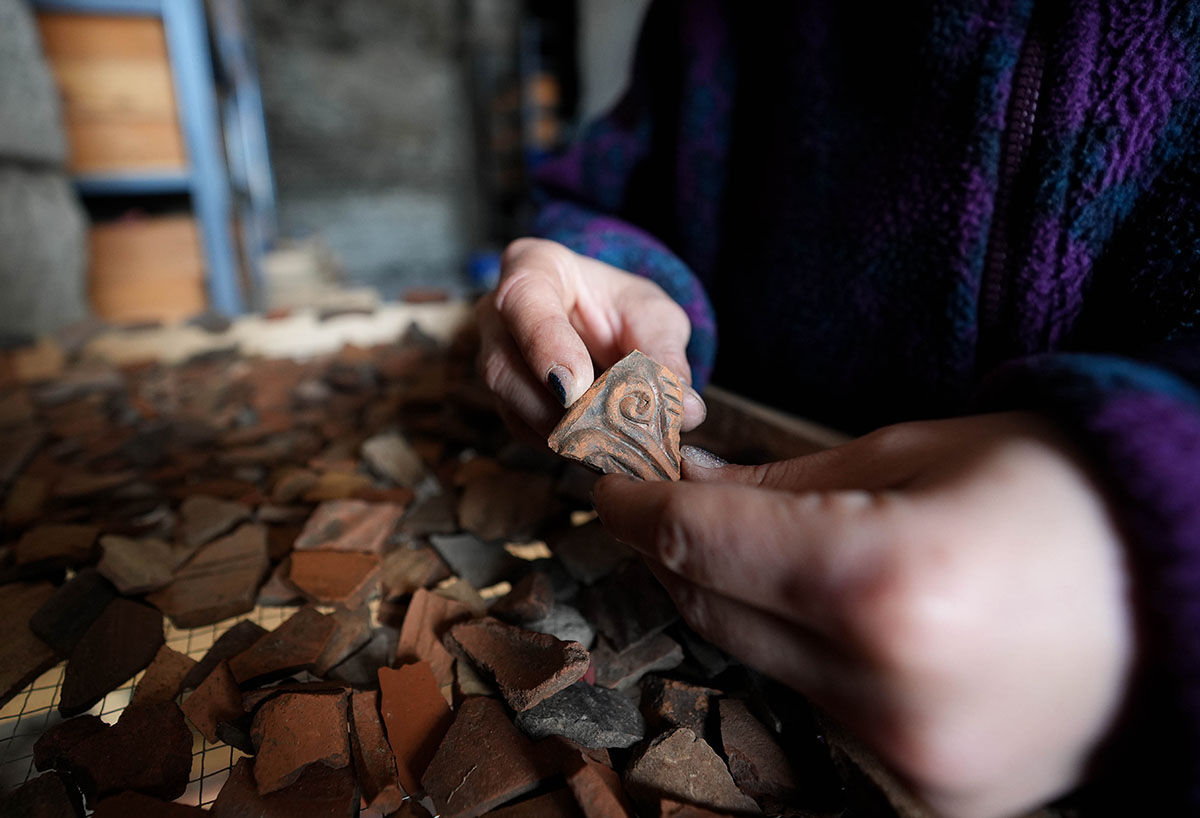 Pergamon'da çocuk şeklinde mezar taşı bulundu! İzmir'de 