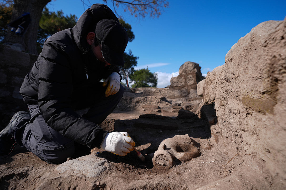 Pergamon'da çocuk şeklinde mezar taşı bulundu! İzmir'de 