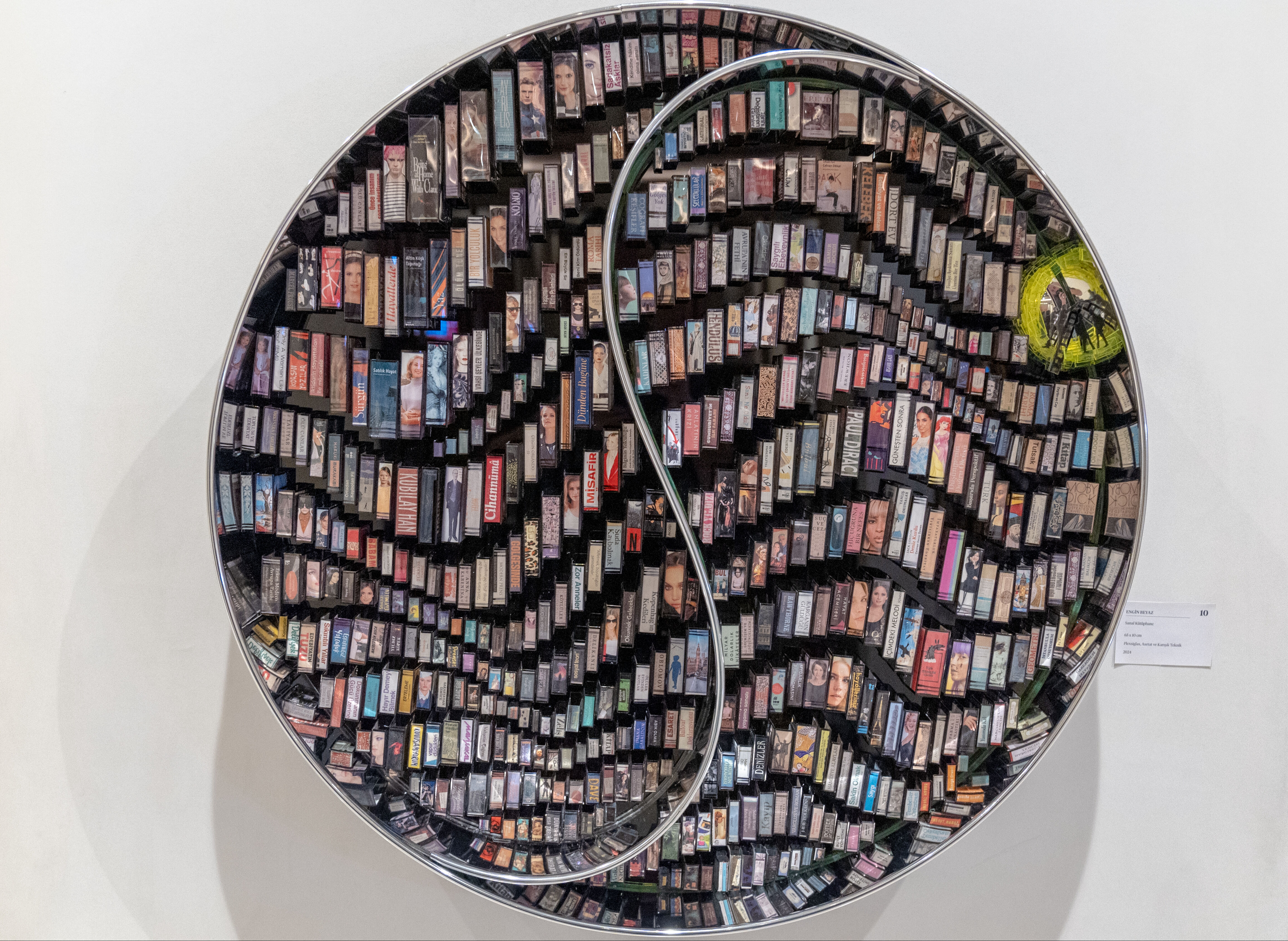 Sanat eserlerinin merkezine kitapları koyan Engin Beyaz: Kütüphanesiz bir dünya beni korkutuyor - 2. Resim