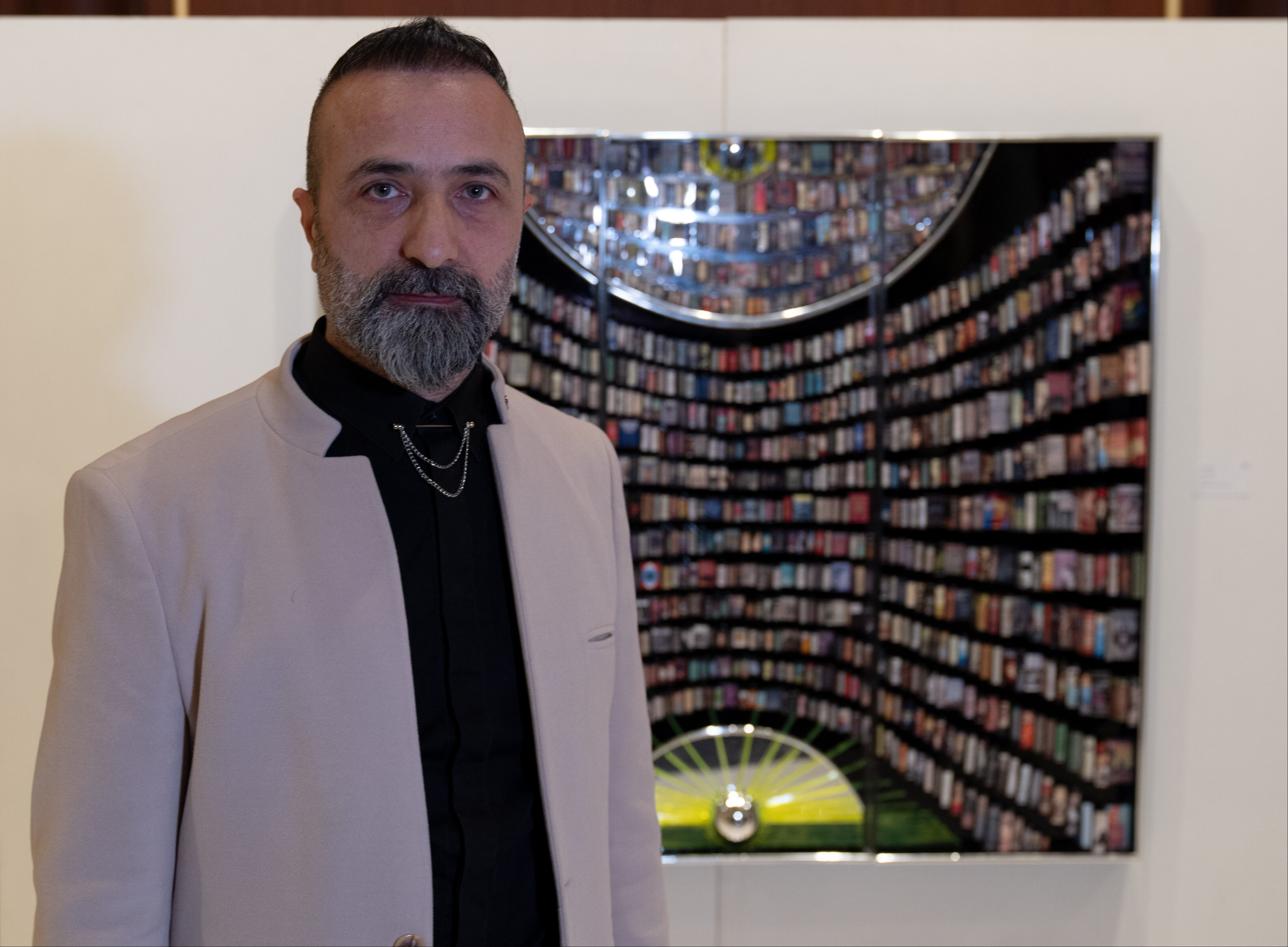 Sanat eserlerinin merkezine kitapları koyan Engin Beyaz: Kütüphanesiz bir dünya beni korkutuyor - 1. Resim