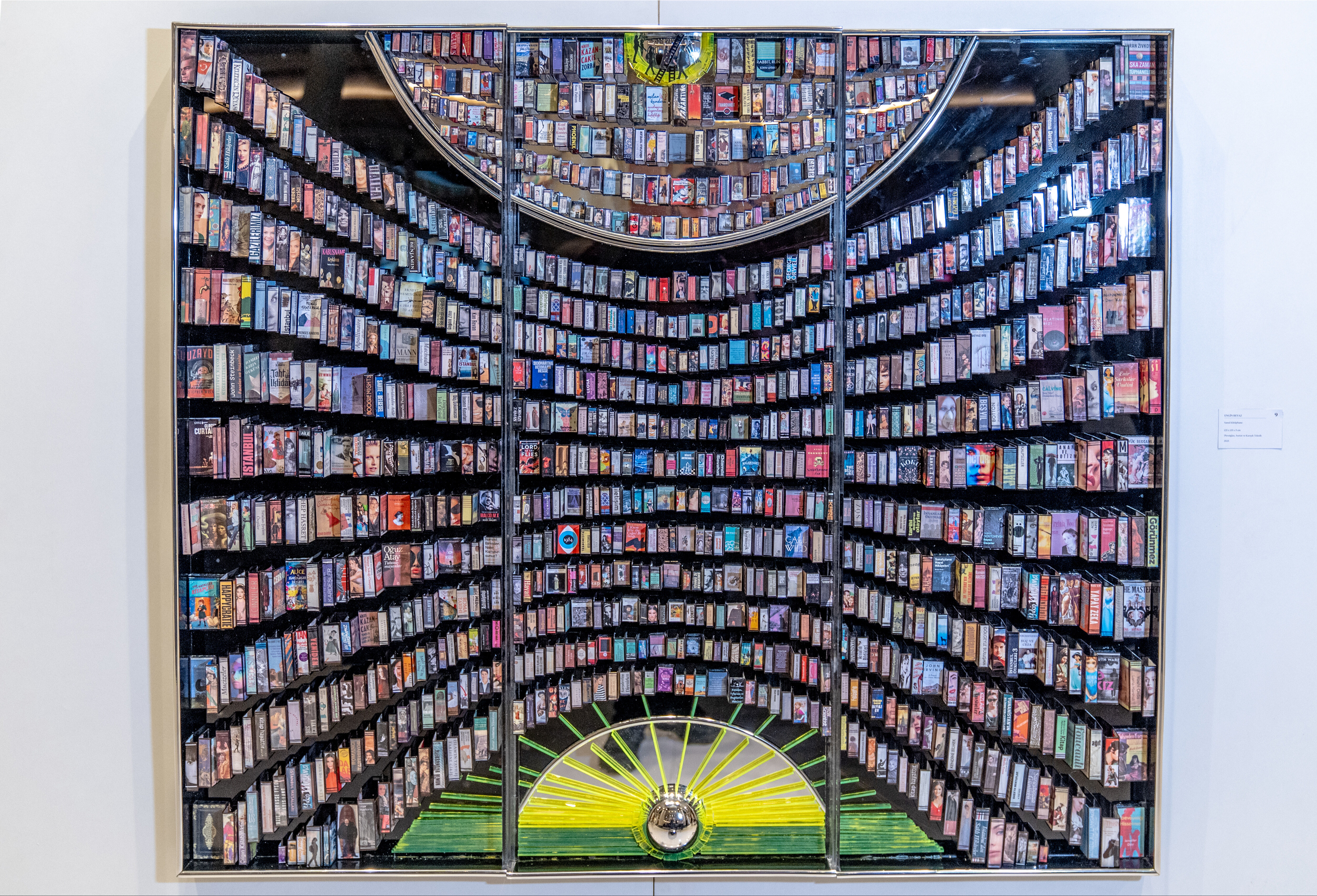 Sanat eserlerinin merkezine kitapları koyan Engin Beyaz: Kütüphanesiz bir dünya beni korkutuyor - 3. Resim