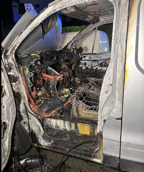 Seyir halindeki araç alev topuna döndü! 3 yaşındaki çocuk dehşete düştü - 2. Resim